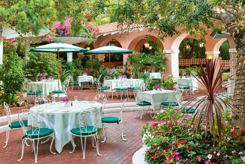 Los-Angeles_02a-Polo-Lounge-at-The-Beverly-Hills-Hotel